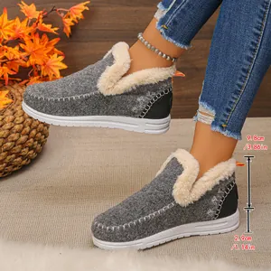 Détail de bottes de neige grises fourrées avec tige de 9,8 cm et semelle 2,9 cm