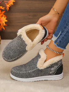 Détail de chaussures mocassins d'hiver grises avec doublure chaude en fausse fourrure