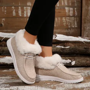 Gemütliche beigefarbene Winter-Loafer für Damen mit weißem Kunstfellfutter und Schnürung.