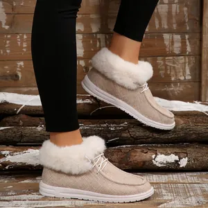 Lässige Damen Halbschuhe mit flauschigem Kunstfellbesatz und weißer flacher Sohle.