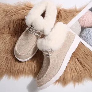 Detailansicht beiger Slipper mit gemütlichem weißem Kunstfellfutter und Schnürung