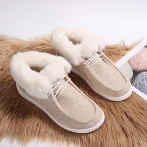 Detailansicht beige Loafer mit weißem Kunstpelzfutter und weißen Schnürsenkeln