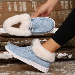 Detailansicht der hellblauen Leinenschuhe mit dickem, weichem weißem Kunstfellfutter