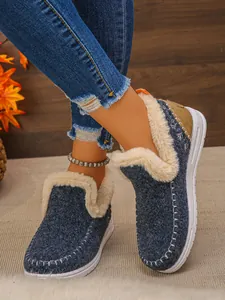 Gros plan de bottes de neige d'hiver chaudes pour femmes avec doublure en fausse fourrure