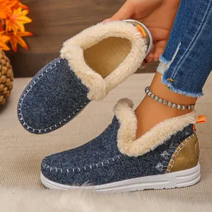 Gros plan de bottines d'hiver bleues pour femmes avec doublure épaisse en fausse fourrure