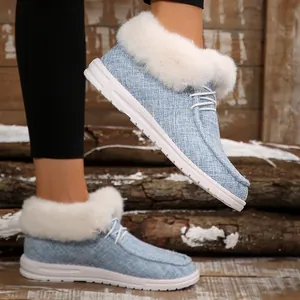 Detailaufnahme hellblauer Slipper mit weißem Kunstfellfutter und flacher weißer Sohle.