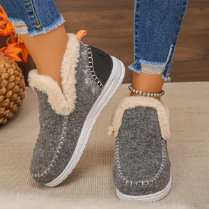 Bottes de neige grises d'hiver avec doublure en fausse fourrure et coutures artisanales
