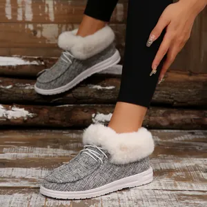 Detailansicht grauer Freizeitschuhe mit weißem Kunstfellfutter und weißem Schnürdesign