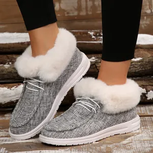 Detailansicht grauer Winter-Slipper mit weißem Kunstfellfutter und Schnürung