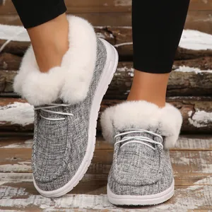 Detailansicht grauer Winter-Loafer mit weißem Kunstfellbesatz und Schnürsenkeln