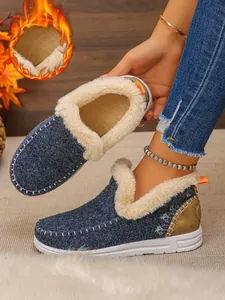Vue détaillée de bottines d'hiver fourrées avec doublure épaisse et tige en laine bleue