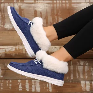Nahaufnahme blauer Denim-Loafer mit warmem weißem Kunstfellfutter und Schnürdetail