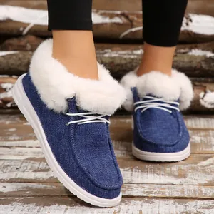 Nahaufnahme blauer Denim-Baumwollschuhe mit weichem weißem Kunstfellfutter-Futter.