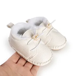Bequeme Neugeborene Babyschuhe mit weicher Sohle und warmem Plüschfutter für Winter