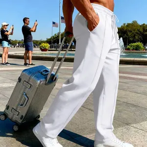 Weiße lockere Herren-Jogginghose mit geradem Bein in stylischer Outdoor-Reiseszene