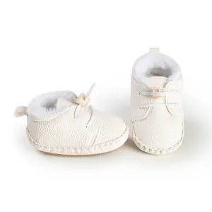 Detailansicht der cremefarbenen Babyschuhe mit warmem Fleece-Futter und elastischen Schnürsenkeln.
