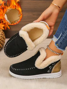 Gros plan de bottines d'hiver pour femmes avec doublure en fausse fourrure épaisse