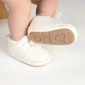 Detailansicht weißer, gefütterter Babyschuhe mit rutschfester, weicher Gummisohle