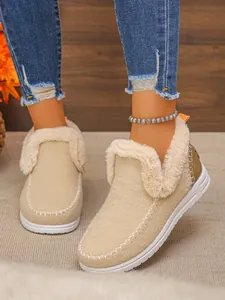 Gros plan de bottes de neige chaudes pour femmes avec doublure en fausse fourrure