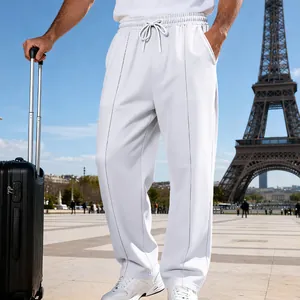 Weiße, locker geschnittene Herren-Freizeithose mit weitem Bein in Reisesituation