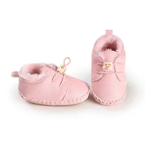 Detaillierte Ansicht der rosa Baby-Laufschuhe mit warmem Fleecefutter und Stopper