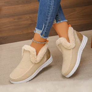 Gros plan de bottes d'hiver beige avec doublure en fausse fourrure et semelle blanche