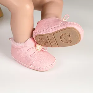 Detailansicht rosa Baby-Lernlaufschuhe mit Plüschfutter und rutschfester Panda-Sohle