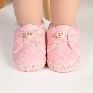 Detailansicht der rosa Kunstleder-Babyschuhe mit einem warmen Fleecefutter für den Winter