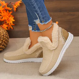 Détail de bottes de neige kaki avec une doublure épaisse en fourrure blanche chaude.