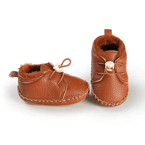 Detailansicht von braunen Baby-Winterschuhen aus Kunstleder mit warmem Fleecefutter.