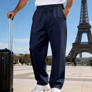 Marineblaue Herren-Freizeithose mit Koffer vor dem Eiffelturm stilvoll präsentiert