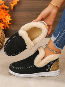 Bottes de neige d'hiver chaudes pour femmes avec doublure polaire et détails brodés.