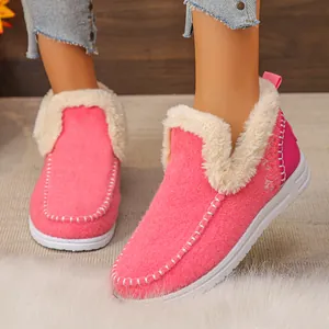 Bottes de neige roses pour femmes avec doublure en fausse fourrure et style slip-on.