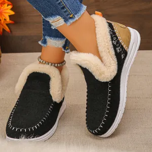 Gros plan de bottes d'hiver noires chaudes avec doublure épaisse en fausse fourrure