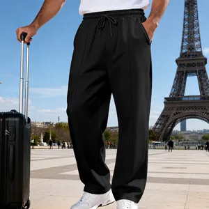 Detailansicht der schwarzen lockeren Herrenhose mit Kordelzug in einer städtischen Reiseumgebung