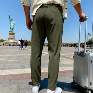 Detailansicht einer olivgrünen Herren-Freizeithose mit geradem Bein auf Reisen