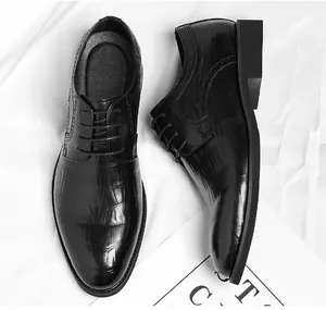Gros plan de chaussures de ville pour hommes en cuir noir avec texture croco et détails brogues