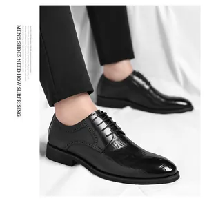 Gros plan de chaussures de ville pour hommes en cuir noir avec brogue et texture croco