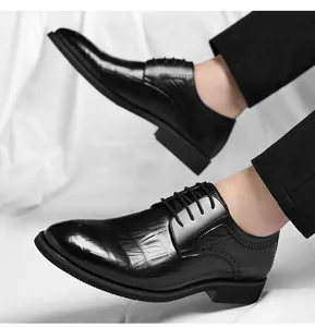 Détail rapproché de chaussures de ville en cuir noir poli pour hommes avec lacets
