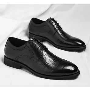 Gros plan de chaussures habillées noires pour hommes avec détails brogues et motif croco.