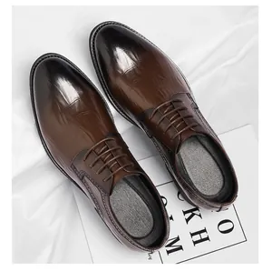 Chaussures de ville marron pour hommes avec relief crocodile et dégradé de couleurs chic.