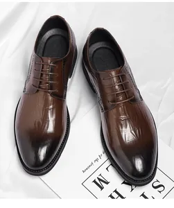Vue détaillée de chaussures de ville pour hommes en cuir marron dégradé crocodile