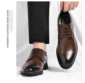 Vue détaillée de chaussures en cuir marron pour hommes avec motif crocodile