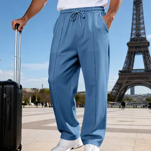 Detailansicht der blauen, lockeren Herren-Jogginghose mit bequemem Kordelzug am Bund.