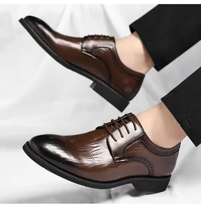 Gros plan de chaussures Oxford en cuir marron pour hommes avec texture gaufrée et bout poli