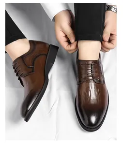 Vue détaillée de chaussures de ville en cuir marron dégradé avec motif crocodile.