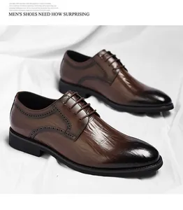 Détail de chaussures richelieu marron pour homme avec texture crocodile et dégradé