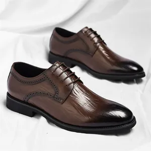 Chaussures habillées classiques en cuir marron pour hommes avec détails richelieu