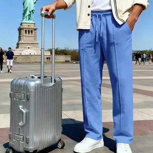 Stilvolle blaue, locker geschnittene Herren-Freizeithose in einer Reiseszenerie.