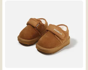 Vue rapprochée de bottes de neige marron pour bébé avec doublure chaude et velcro